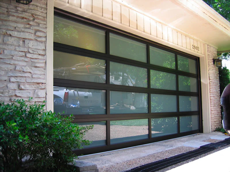 ContemporaryAluminum_FrostedTempered_Privacy_GlassGarageDoor29_800x600
